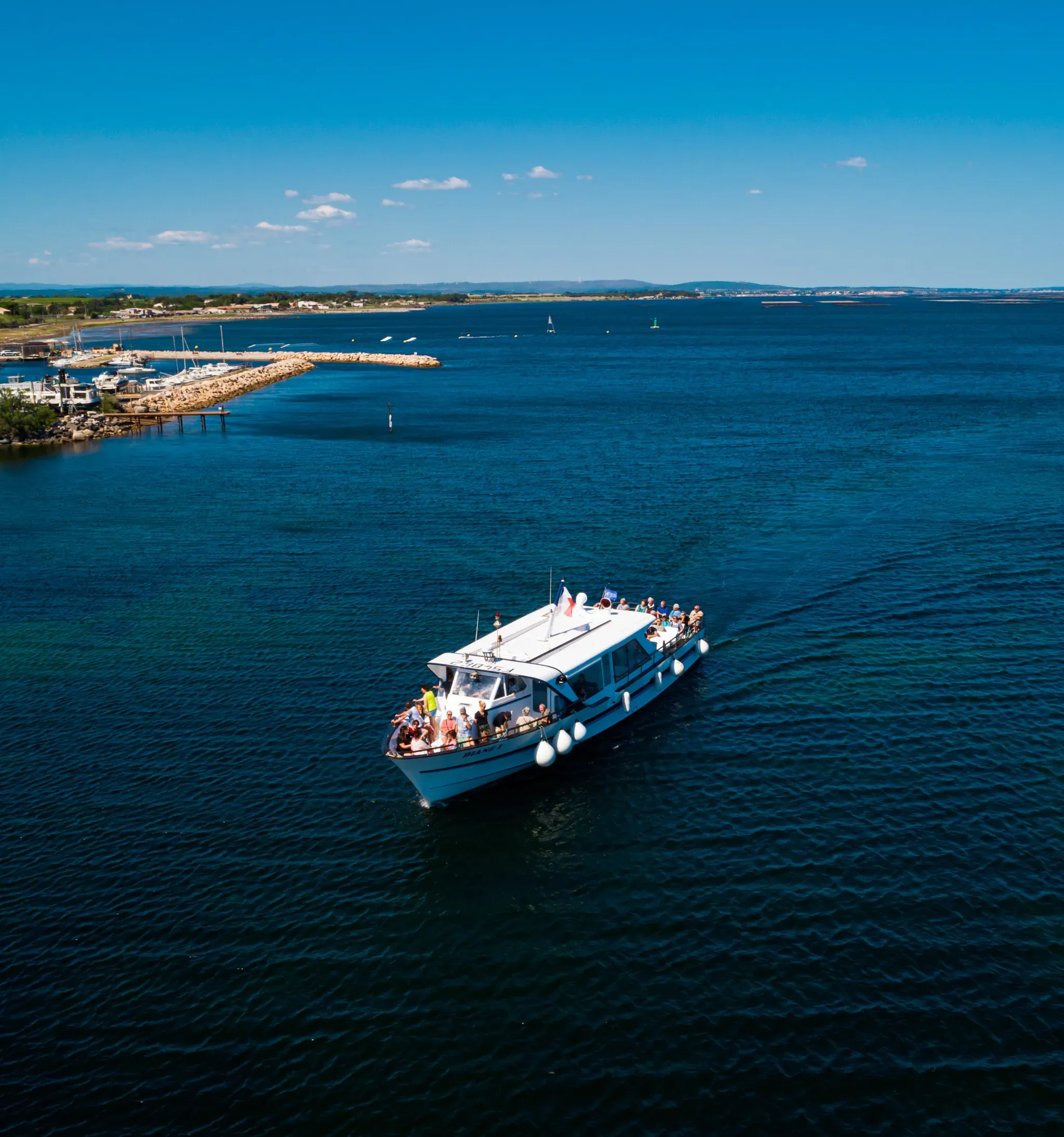 Le bateau Diane I naviguant sur la lagune de Thau, photo du prestataire.