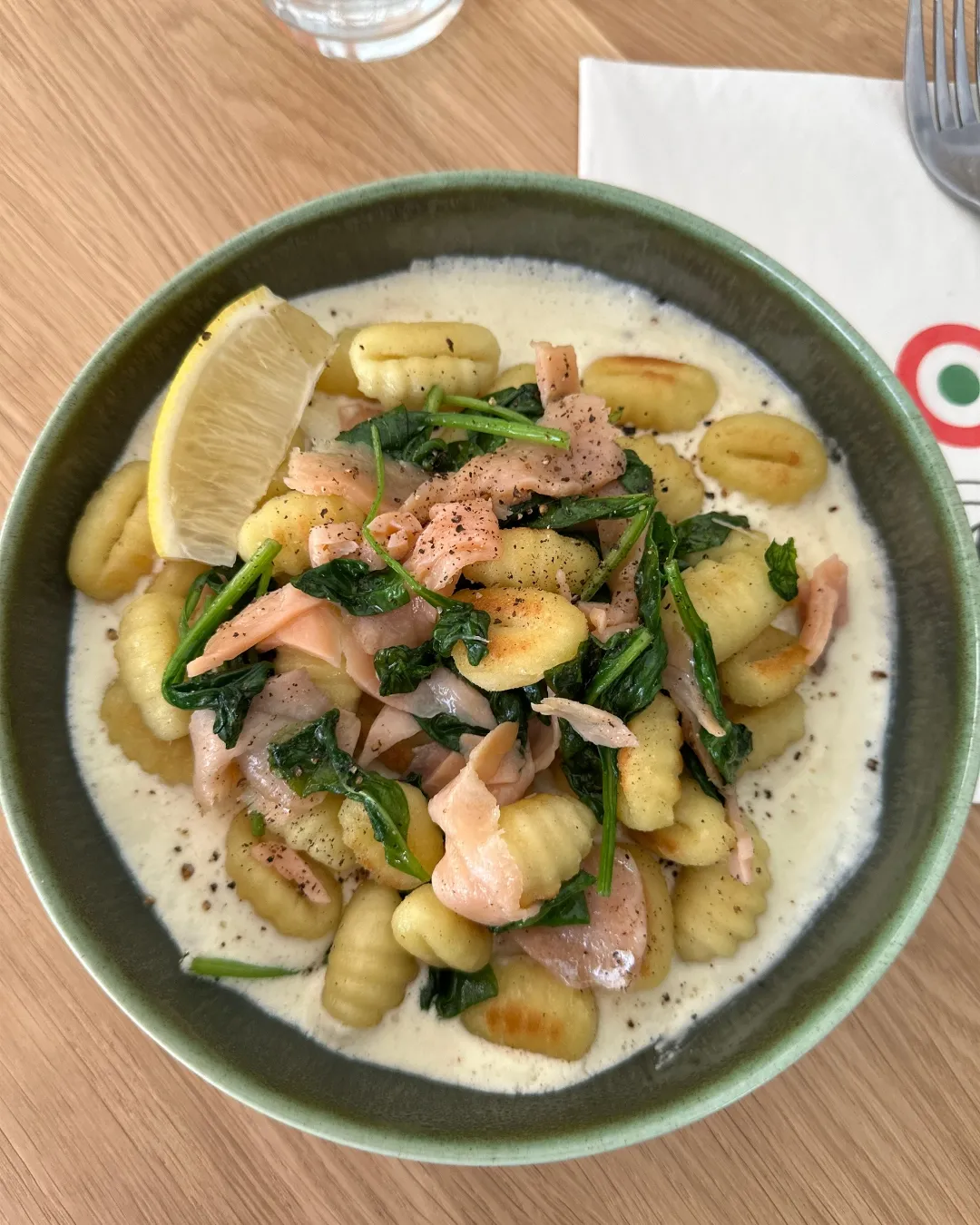 Assiette de gnocchis au saumon et aux épinards, photo fournie pour le menu.