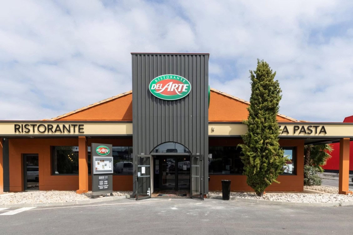 Façade du restaurant Del Arte présentée sur sa fiche d'Agde sur Eat-list ; enseigne et entrée de l'établissement.