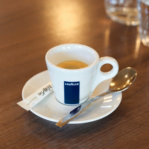 Photo Del Arte d'une tasse d'espresso sur sa soucoupe, pour illustrer le café de bienvenue.
